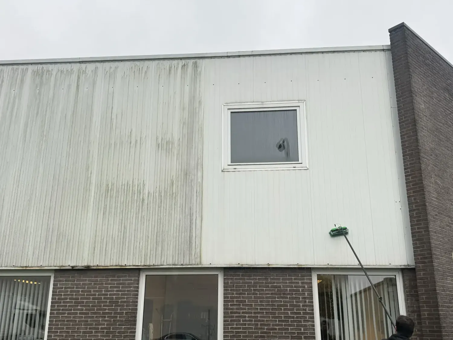 B2B bedrijfsgevel reiniging softwash in uitvoering