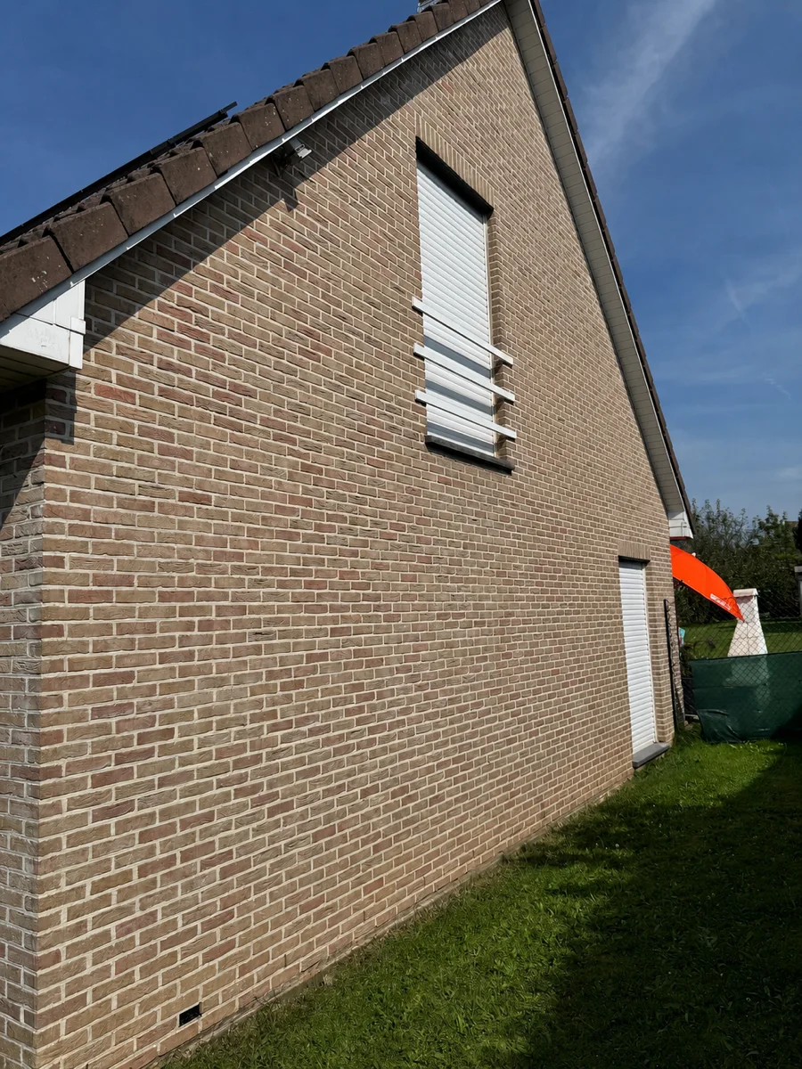Gereinigde bakstenen gevel, de voegen weer zichtbaar