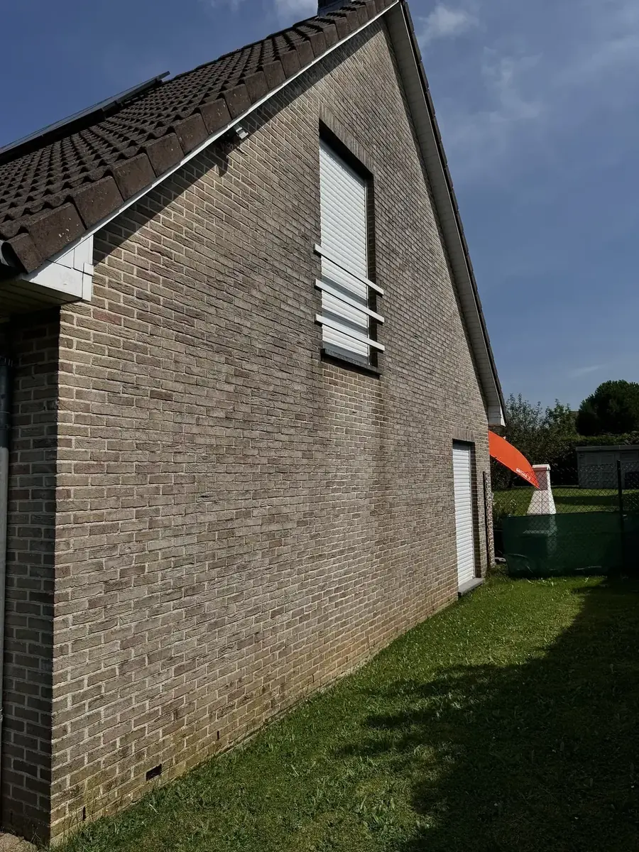 Bakstenen gevel reinigen resultaat 2 voor reiniging met vervuiling of aanslag
