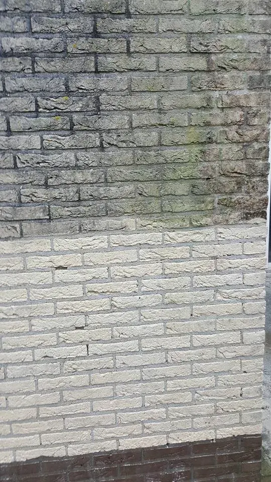 Baksteen tijdens reiniging door Outshine