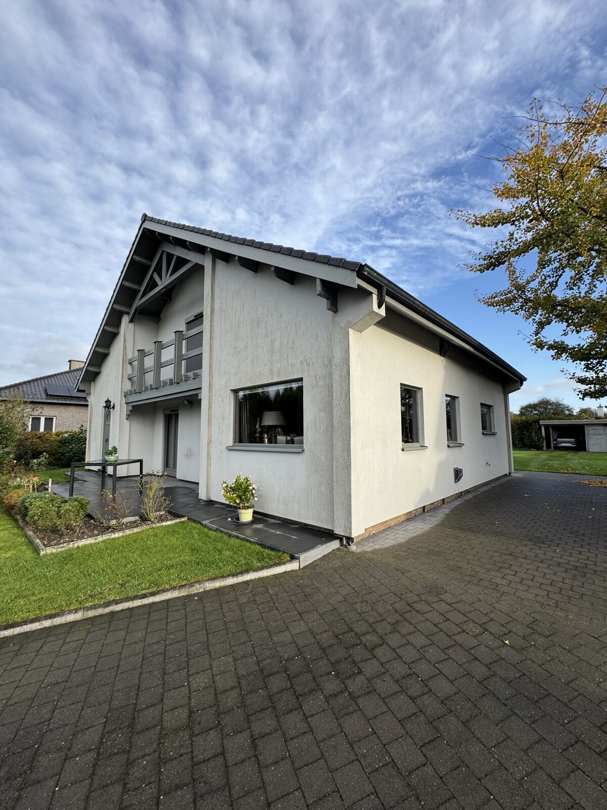 Klassieke villa met spits dak voor Crepi Care reiniging