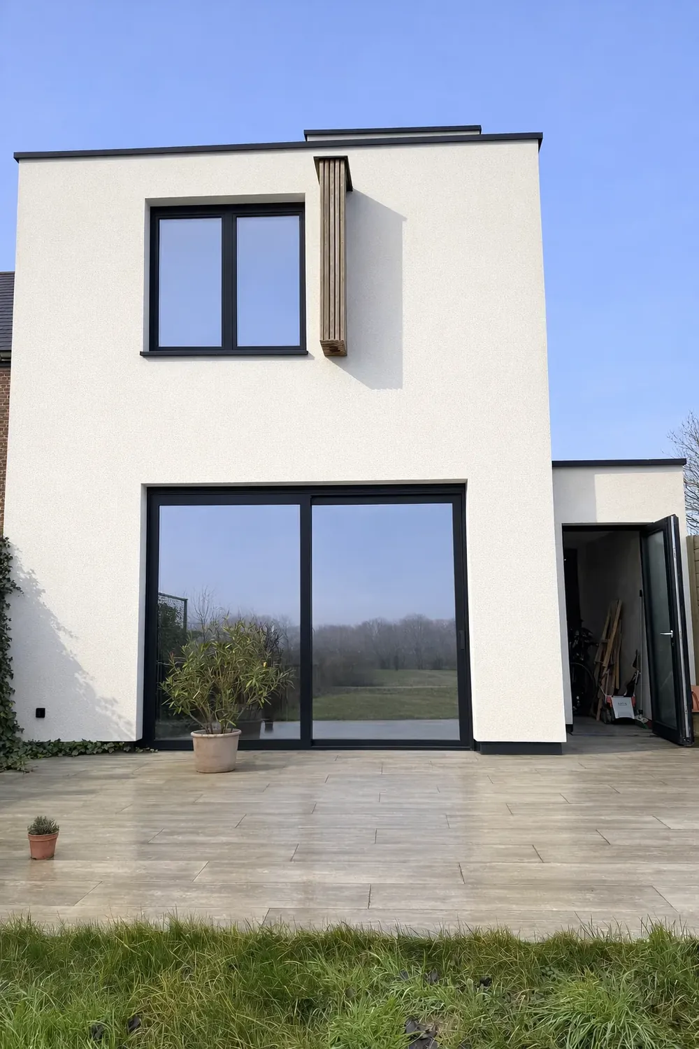 Witte crepi woning na Crepi Care softwash reiniging Kortrijk