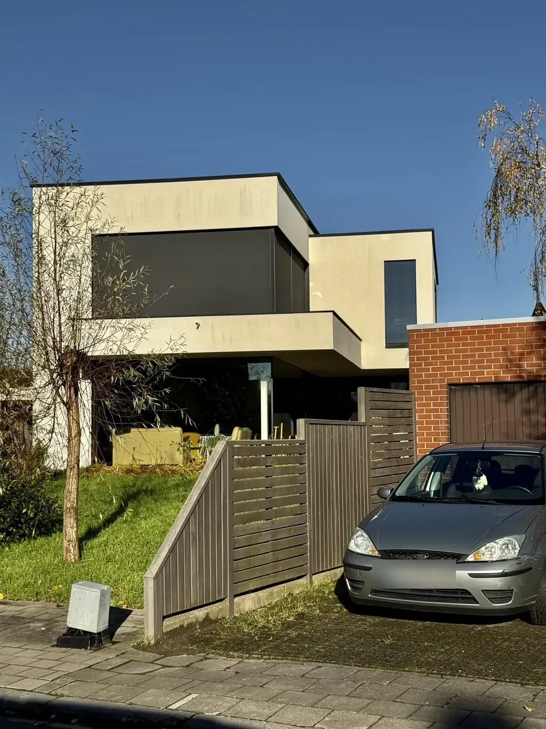 Crepi gevel met groene aanslag voor Crepi Care reiniging