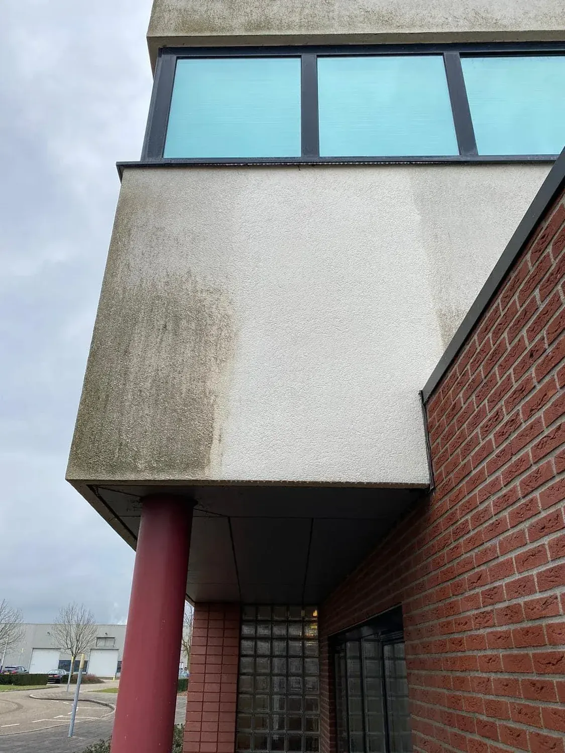 Crepi reiniging tijdens zachte softwash behandeling West-Vlaanderen