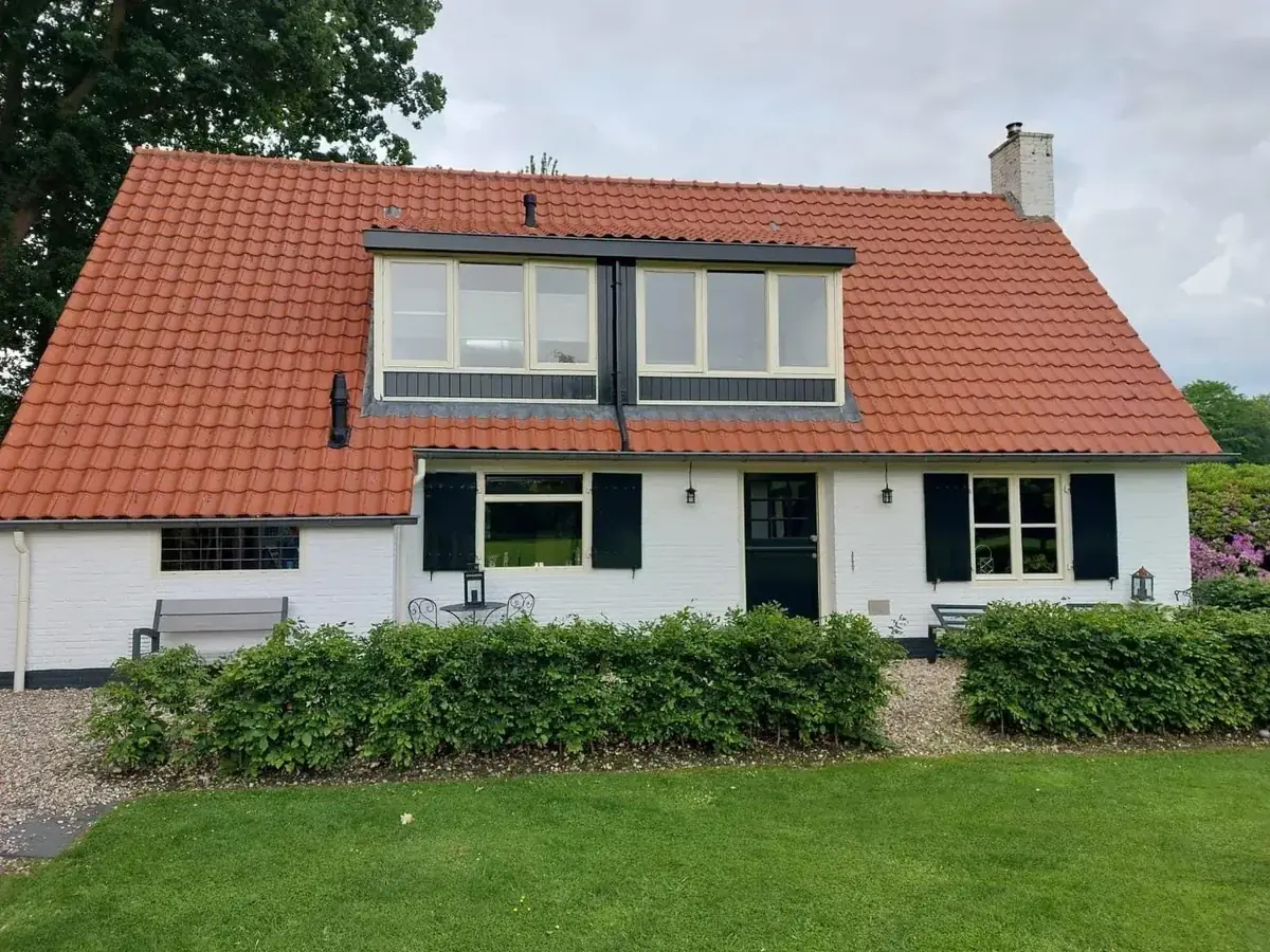 Dakreiniging na softwash behandeling West-Vlaanderen mos verwijderd