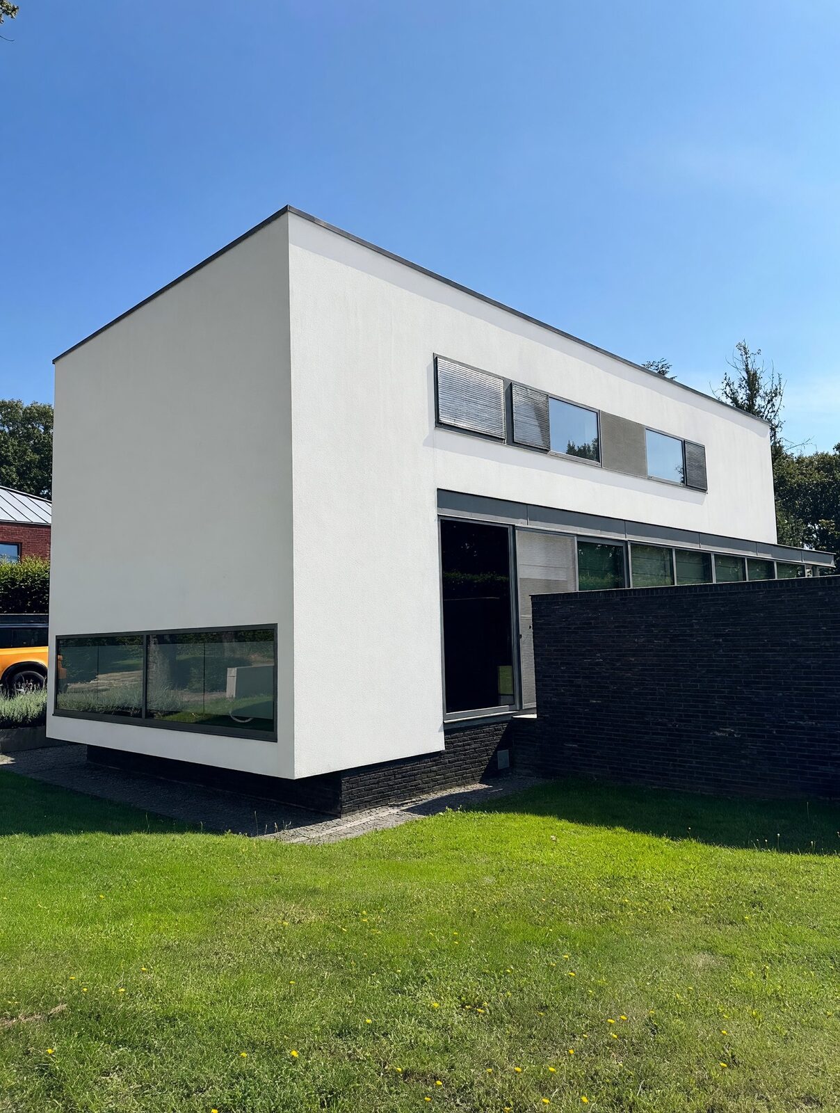 Moderne villa zijgevel na Crepi Care reiniging