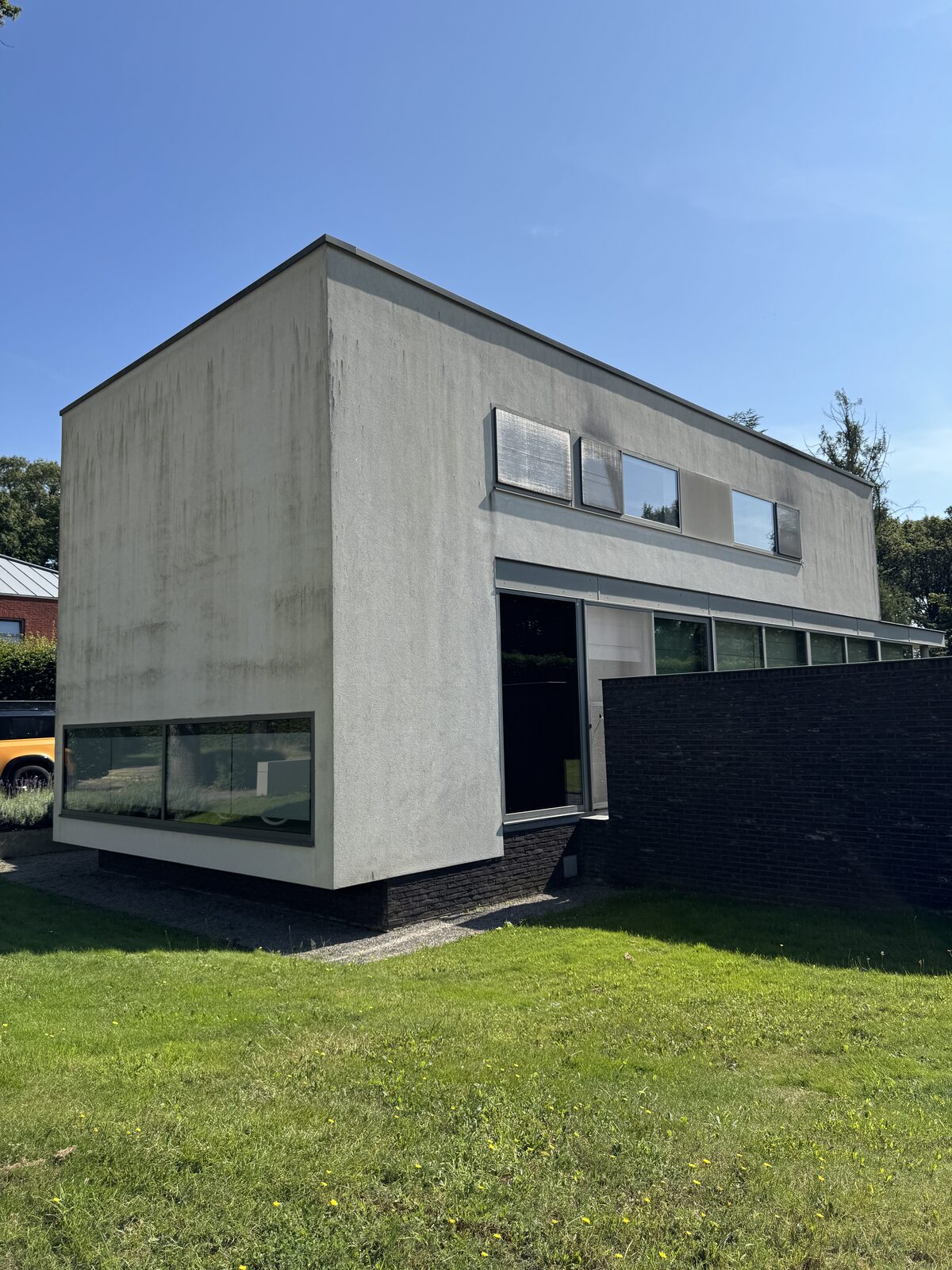 Moderne villa zijgevel voor Crepi Care reiniging