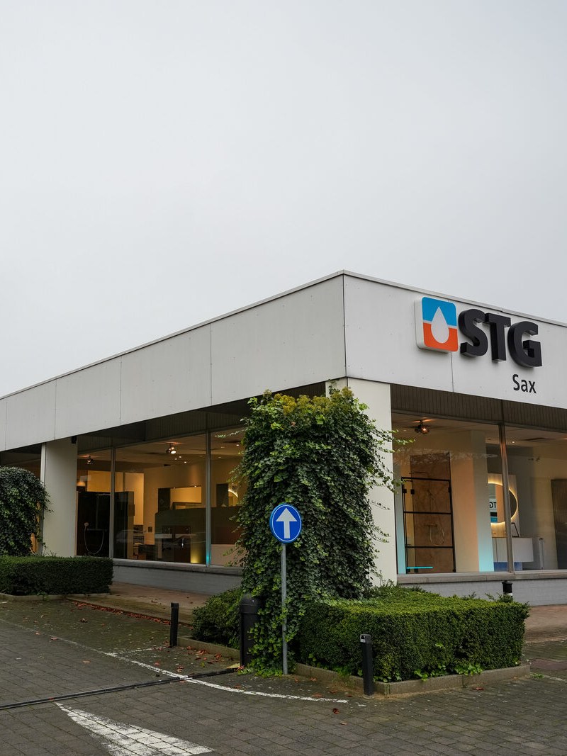 STG Sax showroom na softwash gevelreiniging West-Vlaanderen