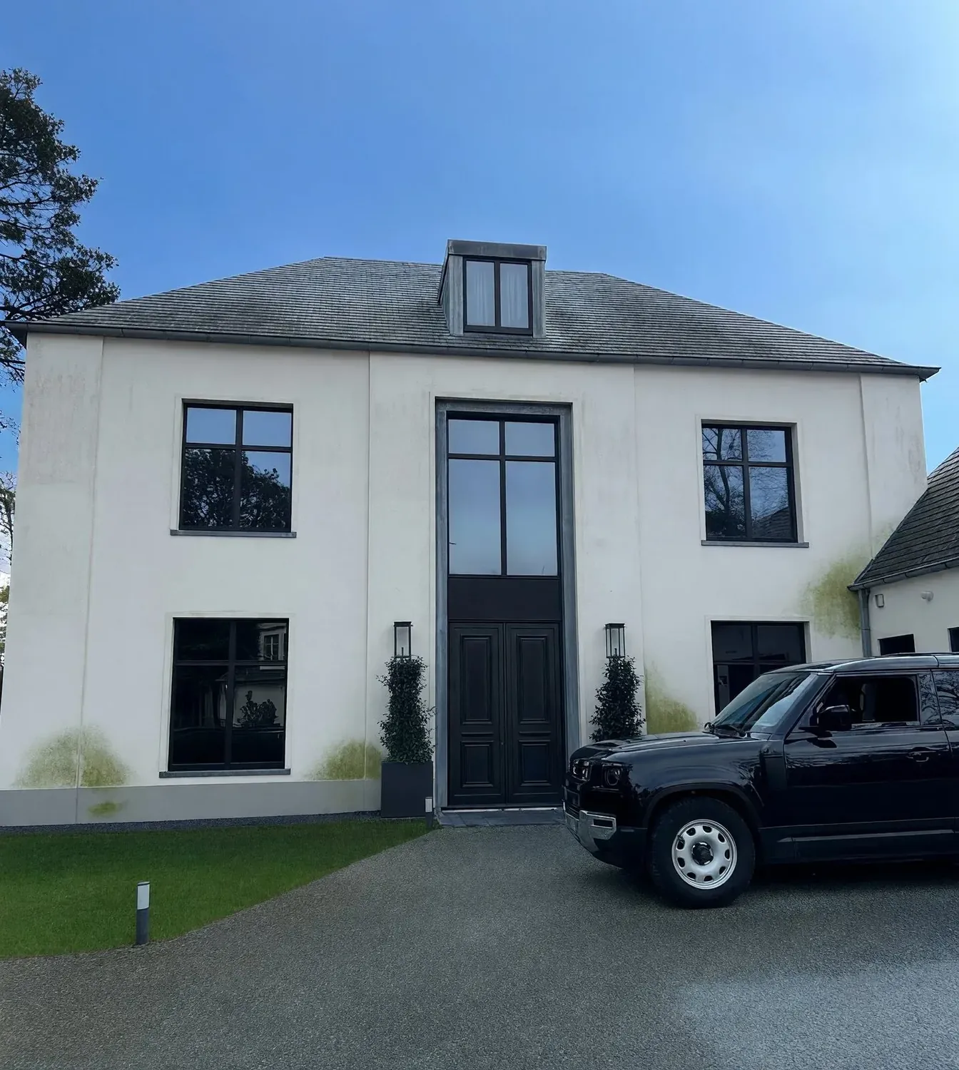 Villa met ongelijk verdeelde vervuiling over de gevelvlakken