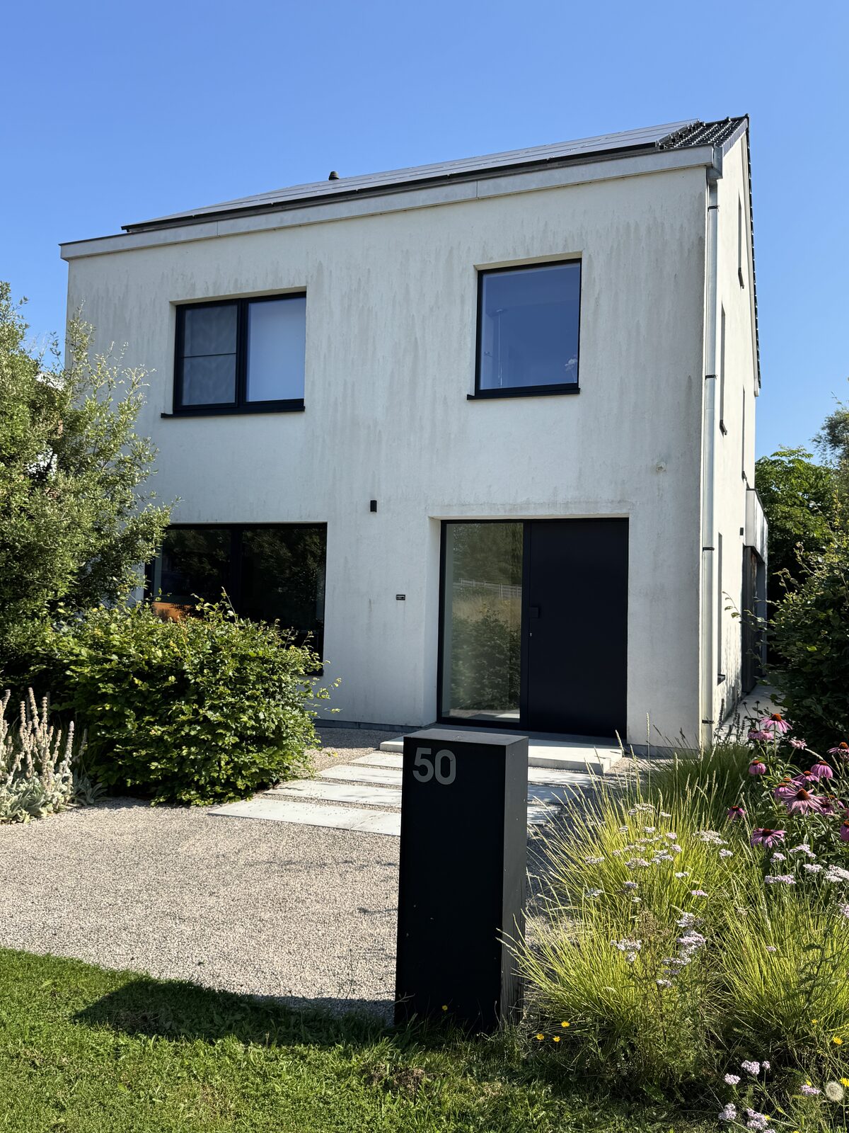 Moderne villa voor Crepi Care softwash reiniging West-Vlaanderen