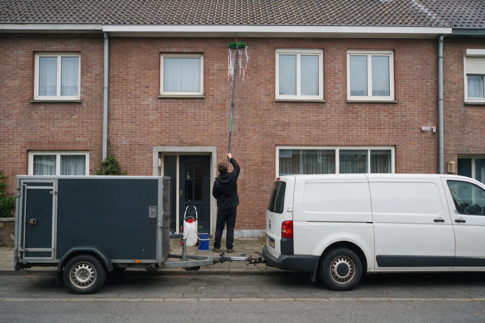 Gevelreiniging van een bakstenen rijwoning