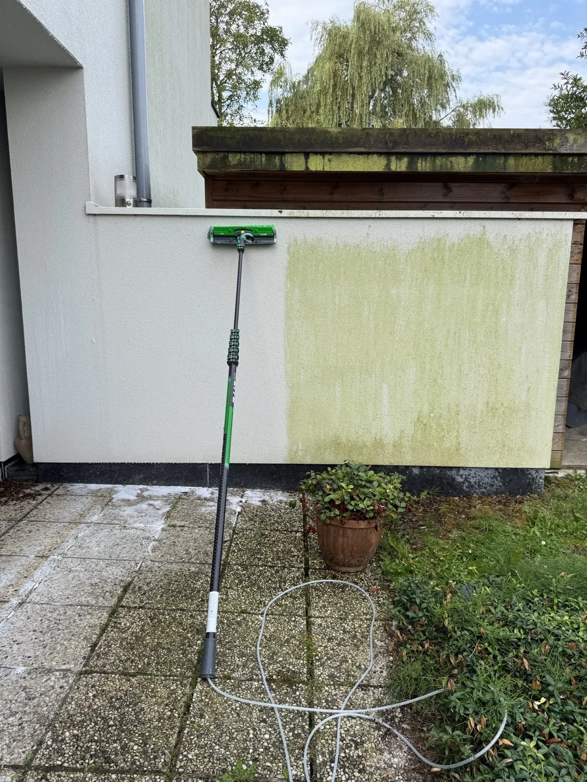 Gevel tijdens de behandeling, half gereinigd