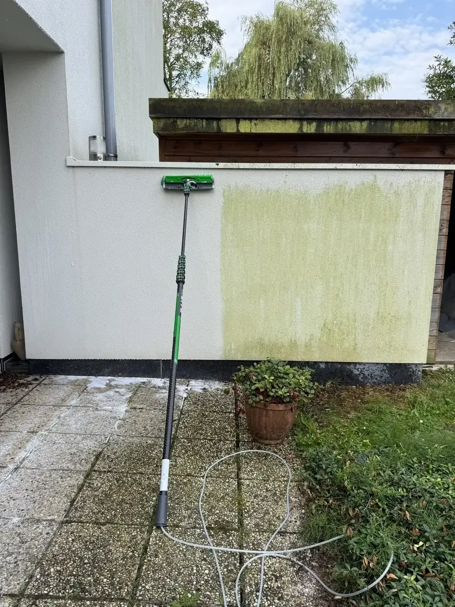 Crepi Care werf in uitvoering: links softwash behandeld, rechts onbehandeld